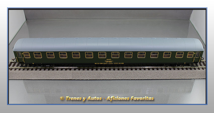 Coche pasajeros Serie 8000 BB-8945 2ª Clase - Renfe