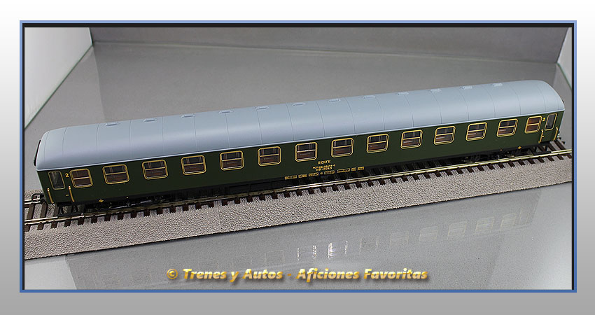 Coche pasajeros Serie 8000 BB-8945 2ª Clase - Renfe