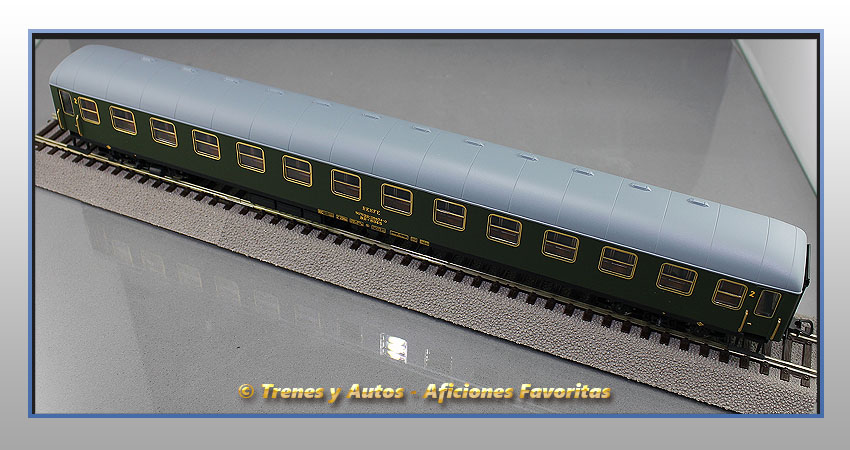 Coche pasajeros Serie 8000 BB-8945 2ª Clase - Renfe