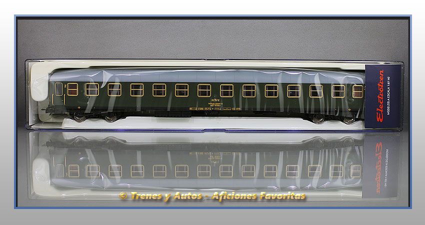 Coche pasajeros Serie 8000 BB-8940 2ª Clase - Renfe
