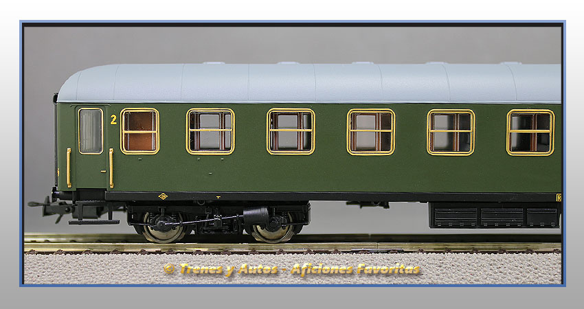 Coche pasajeros Serie 8000 BB-8940 2ª Clase - Renfe