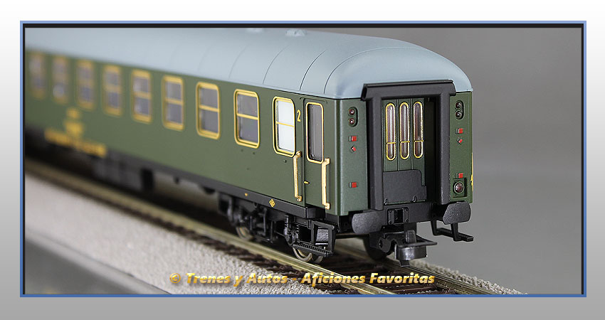 Coche pasajeros Serie 8000 BB-8940 2ª Clase - Renfe