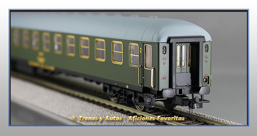 Coche pasajeros Serie 8000 BB-8940 2ª Clase - Renfe