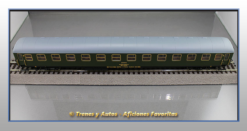 Coche pasajeros Serie 8000 BB-8940 2ª Clase - Renfe