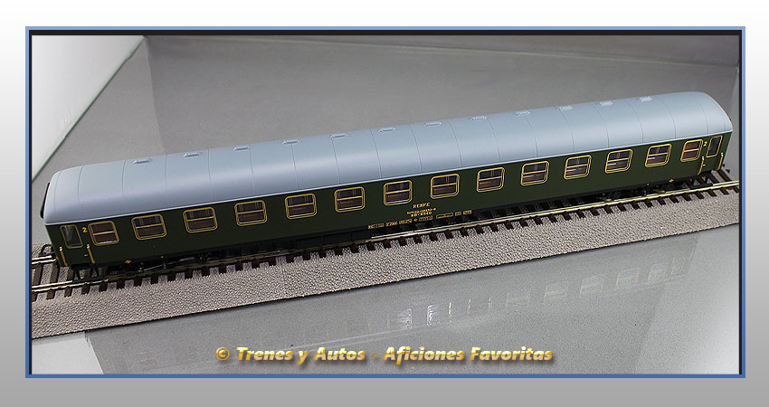 Coche pasajeros Serie 8000 BB-8940 2ª Clase - Renfe