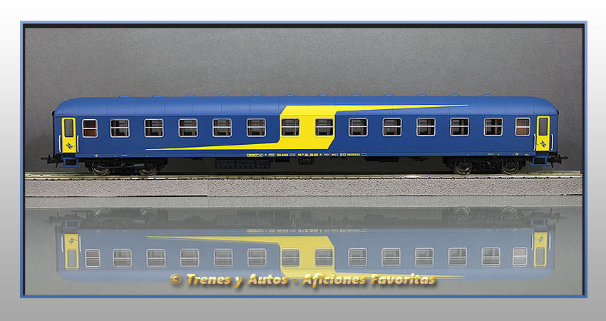 Coche pasajeros Serie 8000 BB-8896 2ª Clase - Renfe