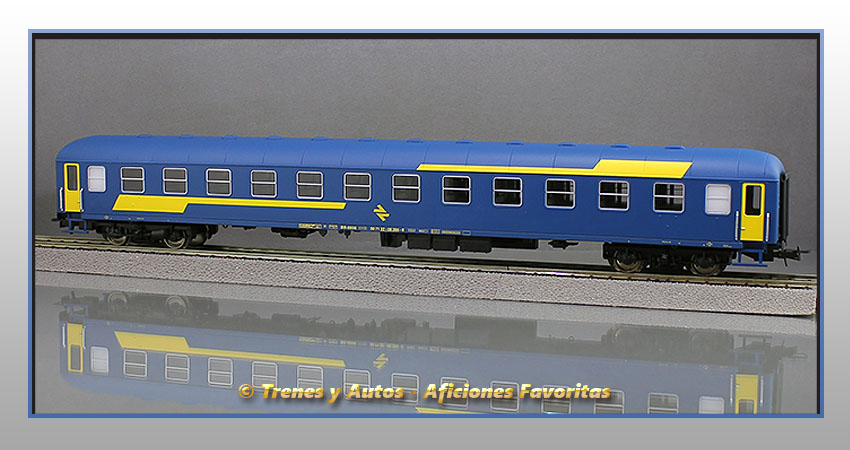 Coche pasajeros Serie 8000 BB-8896 2ª Clase - Renfe