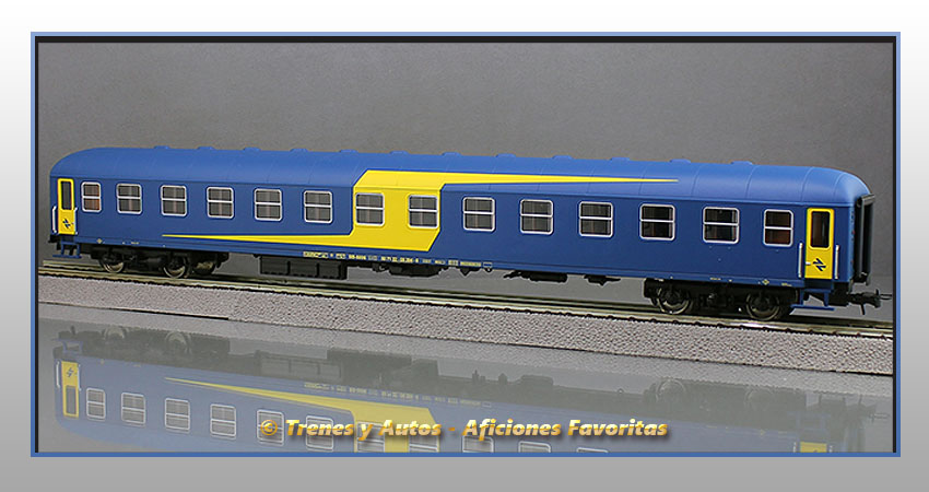 Coche pasajeros Serie 8000 BB-8896 2ª Clase - Renfe