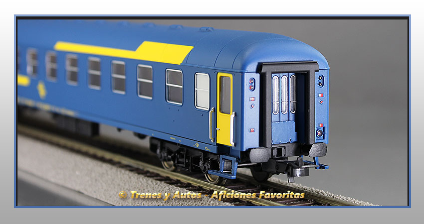 Coche pasajeros Serie 8000 BB-8896 2ª Clase - Renfe