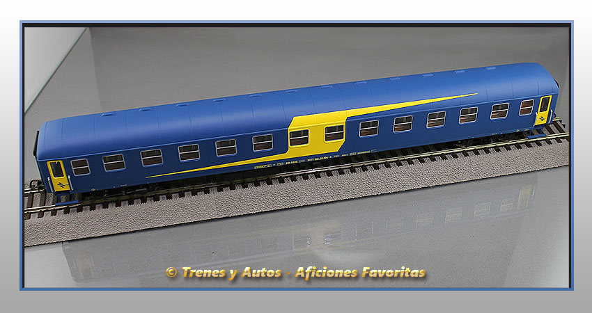 Coche pasajeros Serie 8000 BB-8896 2ª Clase - Renfe