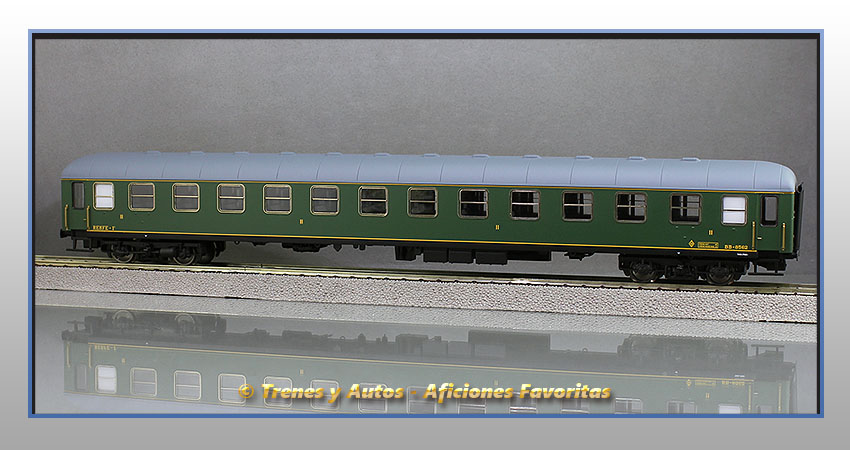 Coche pasajeros Serie 8000 BB-8562 2ª Clase - Renfe