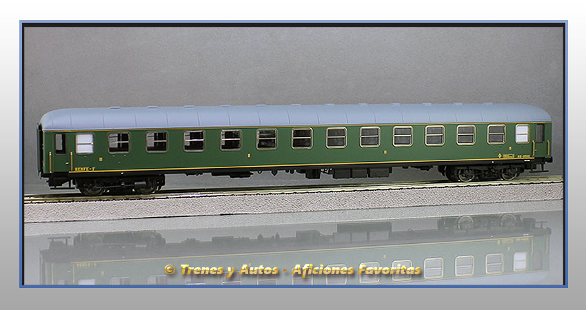Coche pasajeros Serie 8000 BB-8562 2ª Clase - Renfe