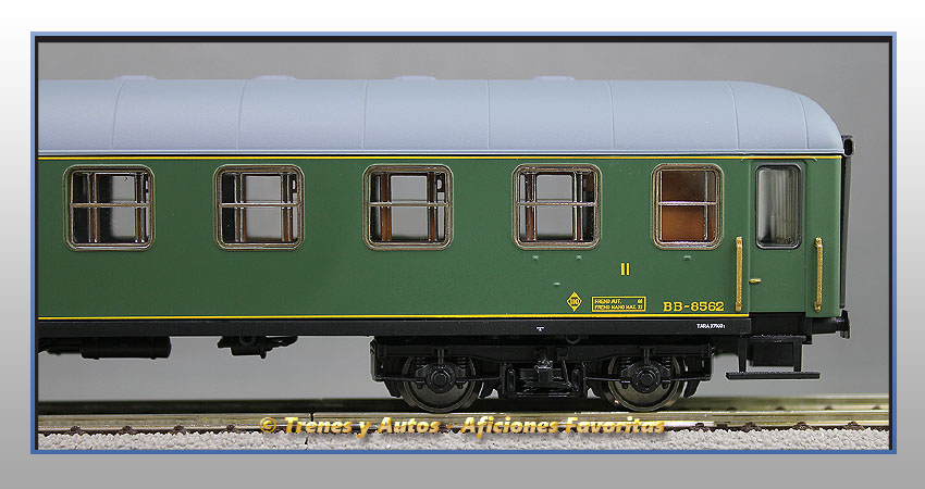 Coche pasajeros Serie 8000 BB-8562 2ª Clase - Renfe