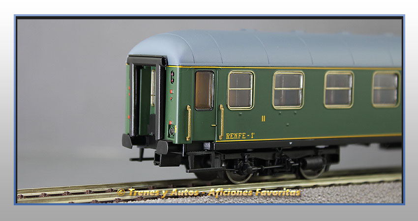 Coche pasajeros Serie 8000 BB-8562 2ª Clase - Renfe