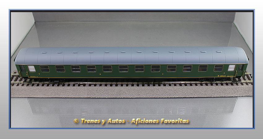 Coche pasajeros Serie 8000 BB-8562 2ª Clase - Renfe