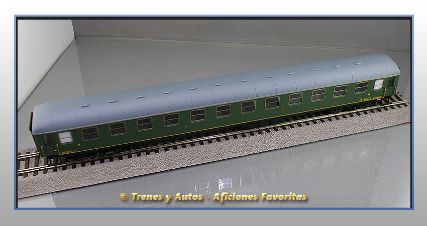 Coche pasajeros Serie 8000 BB-8562 2ª Clase - Renfe