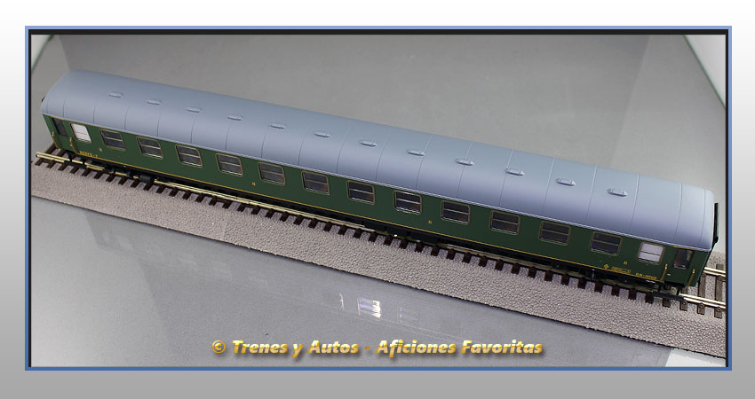 Coche pasajeros Serie 8000 BB-8562 2ª Clase - Renfe