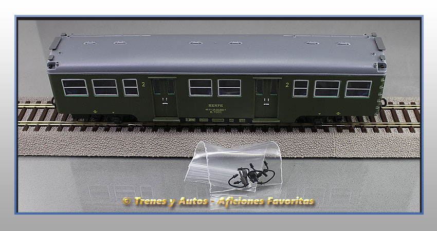 Coche pasajeros Serie 7000 "Yenkas" B-7001 2ª Clase - Renfe (Complementos)
