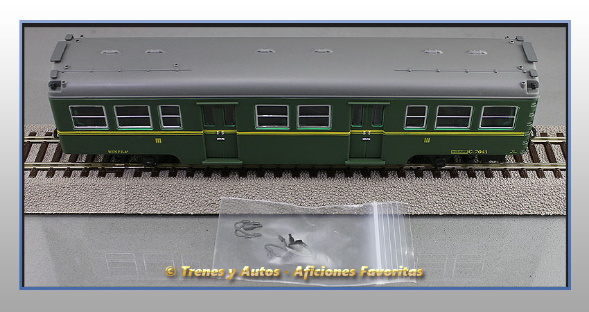 Coche pasajeros Serie 7000 "Yenkas" C-7041 3ª Clase - Renfe (Complementos)