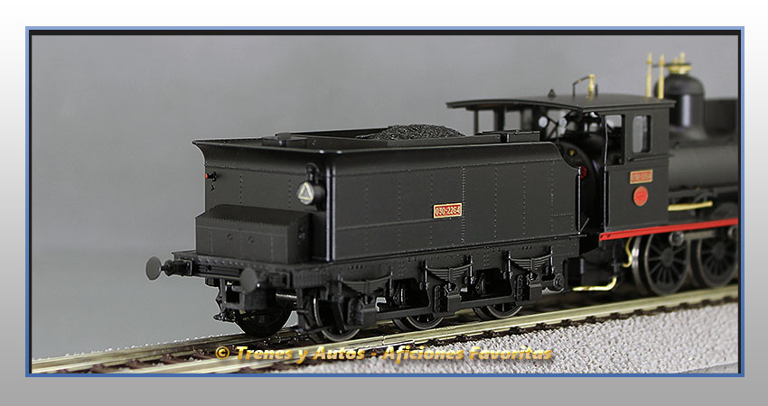 Locomotora vapor con ténder 030-2264 - Renfe