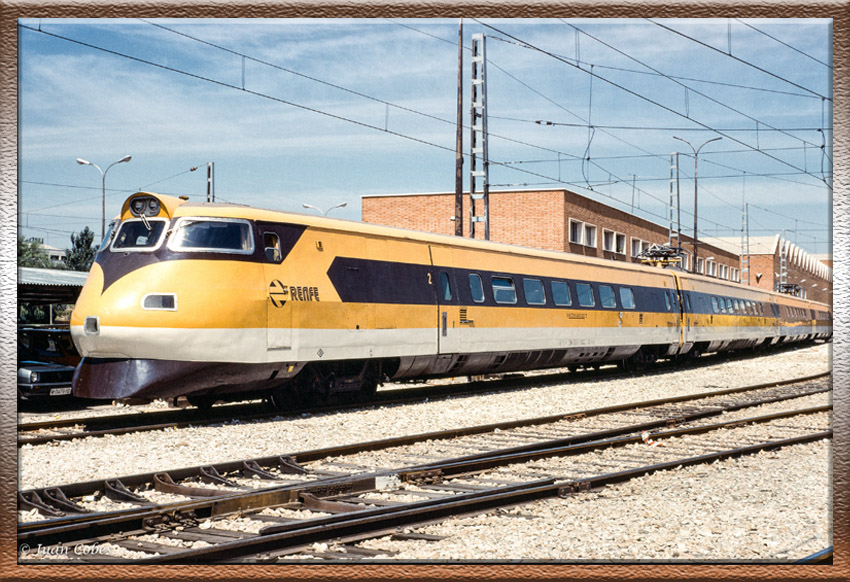 Electrotren basculante Serie 443 "El Platanito" - Renfe